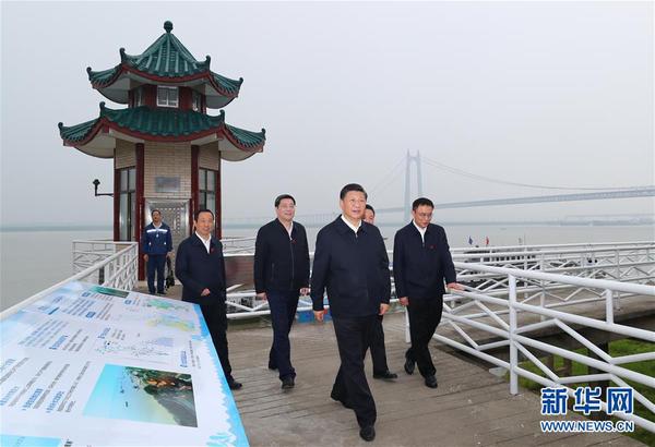 4月26日下午，中共中央總書記、國家主席、中央軍委主席習(xí)近平在武漢主持召開深入推動長江經(jīng)濟(jì)帶發(fā)展座談會并發(fā)表重要講話。這是座談會前，習(xí)近平于25日下午在岳陽城陵磯水文站考察。4