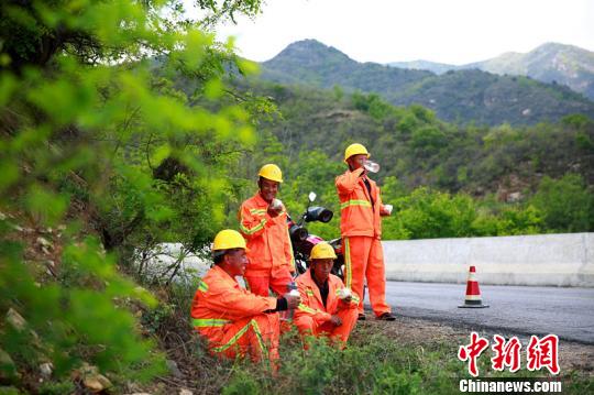 臨近中午，楊衛(wèi)東和工友們在路旁休息時，拿出自帶的干糧和水補(bǔ)充體力?！⒗^東 攝