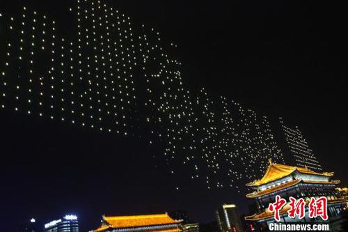 圖為5月1日晚，西安無人機表演出現(xiàn)“亂碼”?！堃怀?攝