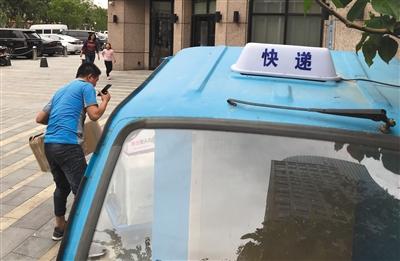  5月5日，北京亦莊，一輛快遞三輪車上安裝了寫有“快遞”字樣的專用燈。新京報(bào)記者 吳江 攝