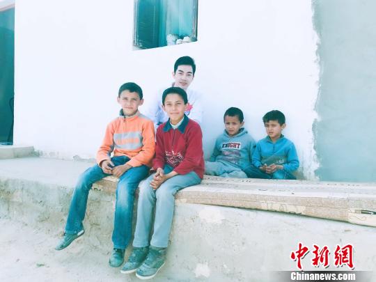 資料圖：鄧杰在突尼斯的鄉(xiāng)村義診，跟當(dāng)?shù)貎和嫌傲裟睢！∈茉L者供圖 攝