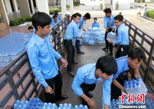 圖為當地政府組織清潔水飲用水運到村莊。當地《柬中時報》提供