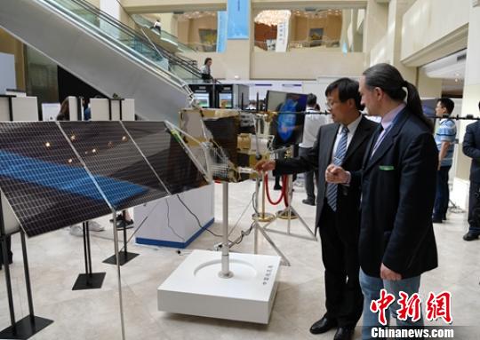 “張衡一號”衛星模型引關注。　劉忠俊 攝
