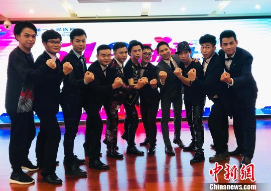 圖為南寧市第一人民醫院的護理“男團”慶祝護士節。　歐惠 攝