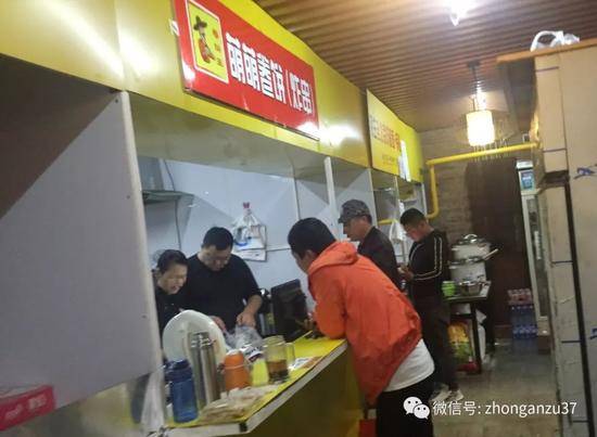 ▲豐臺區安樂林路8號“蒲黃美食”內，狹窄的通道里林立多家格子小飯店，每個小隔斷就是一家，主要供外賣。   新京報記者 大路 攝