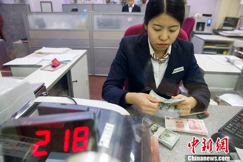 資料圖：山西太原，銀行工作人員清點(diǎn)貨幣。<a target='_blank' href='http://www.chinanews.com/'>中新社</a>記者 張?jiān)?攝