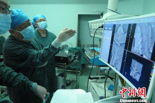 中國醫(yī)科大學(xué)附屬第一醫(yī)院朱悅教授團(tuán)隊(duì)完成中國東北地區(qū)首例“天璣”骨科機(jī)器人輔助脊柱手術(shù)。　鐘欣 攝