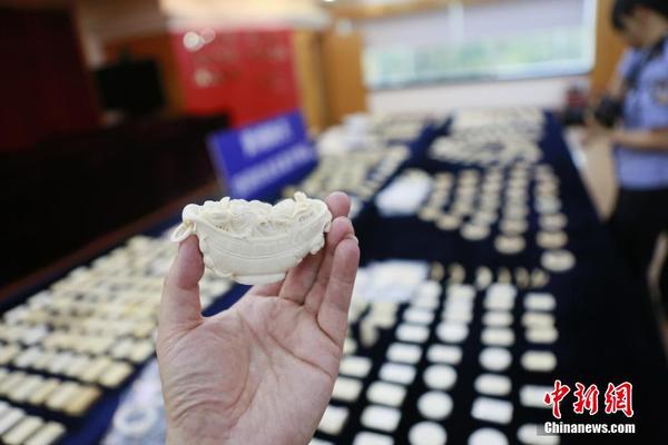 圖為黃埔海關查獲的走私象牙制品。3