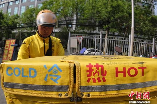 選擇這份工作的初衷，收入是排在首位，訂餐旺季的時候，月薪是之前工作的兩倍。而這份工作現在帶給他的不僅是存款的增加，還讓他找到了一種真實的存在感。在這個大城市里，像他一樣的外賣小哥與很多客戶可能只是一面之緣，但溫暖就在對方的一句很簡單的留言里。“有一次我收到訂單，對方寫著，我不著急，你路上慢點兒”回憶這句話的時候，他看著遠方，臉上還是帶著靦腆的微笑。<a target='_blank' href='http://www.chinanews.com/' >中新網</a>記者 李霈韻 攝