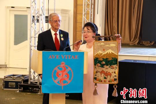 5月17日，歐亞醫(yī)學會主席薩德科娃(右一)在主持會議。　鐘欣 攝