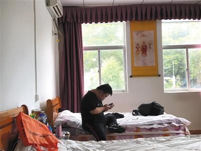 　舟舟和父親在藝術團居住的單間。A10-A11攝影(除署名外)/新京報記者 王佳慧