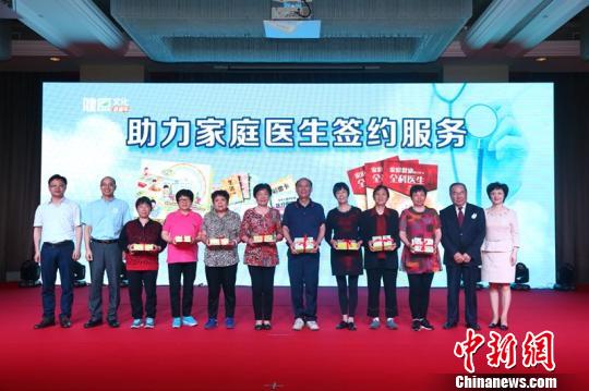 截至5月15日，上海已簽約人數達408萬人，其中60歲及以上老年人285萬。　黃華 攝
