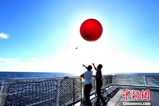 任務(wù)準(zhǔn)備中，科技人員施放信標(biāo)球測(cè)試設(shè)備性能。　倪棟梁 攝