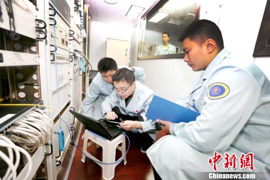 科技人員在測(cè)試設(shè)備指標(biāo)。　倪棟梁 攝