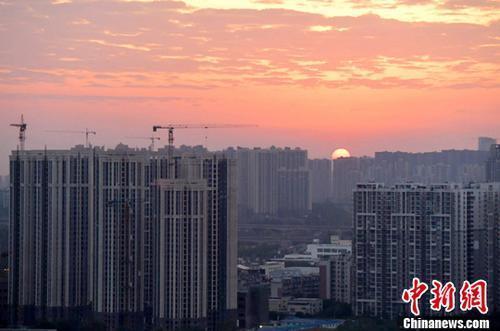 資料圖：圖為成都城區一角，太陽正從東方升起。<a target='_blank' href='http://www.chinanews.com/'>中新社</a>記者 劉忠俊 攝