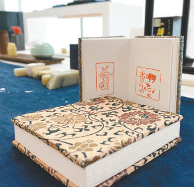 　在倫敦手工藝周“技藝中國(guó)”展上展出的富有中國(guó)特色的手工藝品。 本報(bào)記者 強(qiáng) 薇攝 