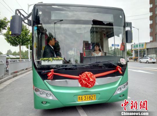 鄭州新娘開(kāi)公交車(chē)參加婚禮用行動(dòng)詮釋“綠色出行”
