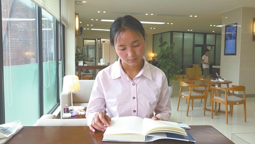 成都大學大二女生代麗飛。