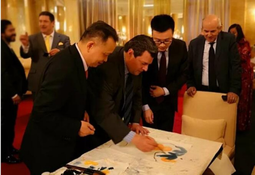  君壽向世界拳擊理事會(huì)（WBC）總裁摩利士奧·蘇萊曼先生（前排右二）傳授宮廷畫法。