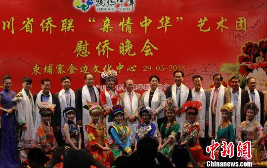 中國僑網圖為演出結束后。《柬中時報》提供