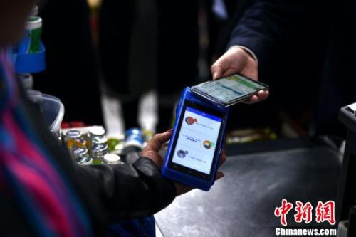 圖為消費者在使用“云閃付”APP向商戶付款?！≈芪脑?攝