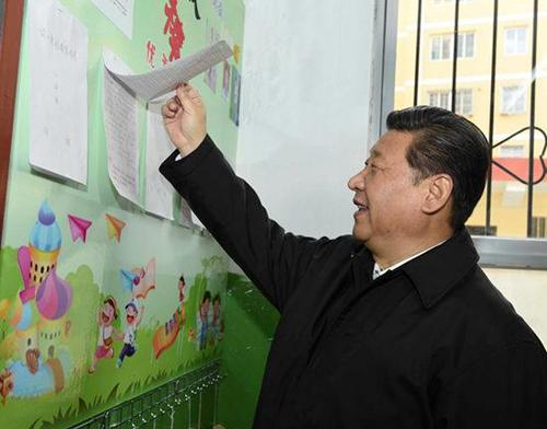 2015年2月14日，在陜西考察工作的習近平專程來到楊家?guī)X福州希望小學察看學校辦學情況。來源：新華社