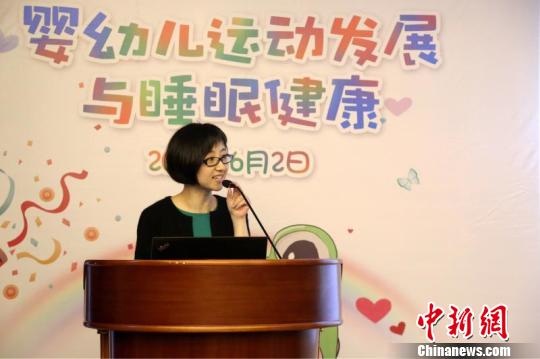 一婦嬰婦幼保健部主任花靜表示，幼兒期和學(xué)齡前階段是視覺和大腦發(fā)育的關(guān)鍵時(shí)期和可塑階段。　芊燁 攝