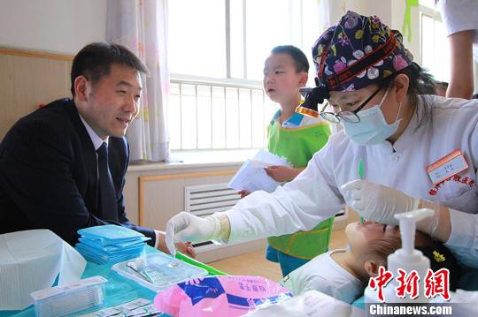 194名兒童現場接受牙齒局部涂氟。　李佩珊 攝