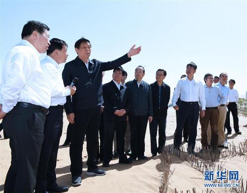 6月2日至5日，中共中央政治局常委、全國人大常委會委員長栗戰書在內蒙古自治區檢查大氣污染防治法實施情況。這是6月4日，栗戰書在鄂爾多斯銀肯塔拉京津風沙源治理項目了解防沙固沙、植被恢復等情況。新華社記者饒愛民攝