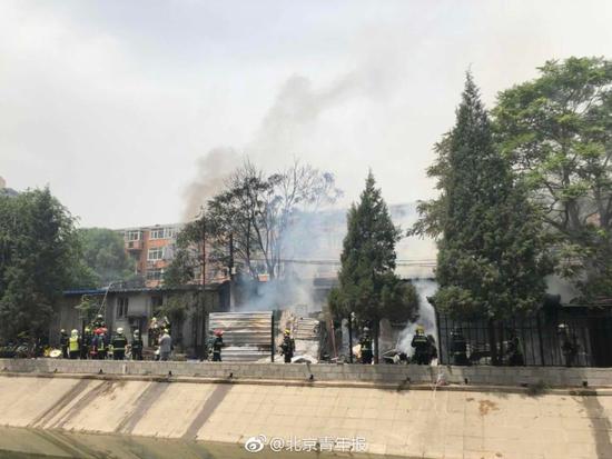 突發(fā)！北京酒仙橋地區(qū)一房屋起火 現(xiàn)場有濃煙冒出