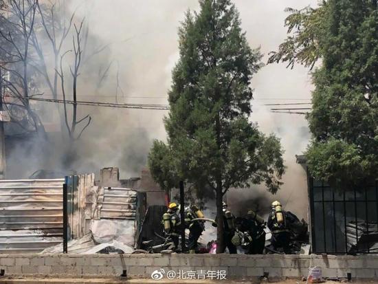 北京酒仙橋地區(qū)一房屋起火 現(xiàn)場有濃煙冒出