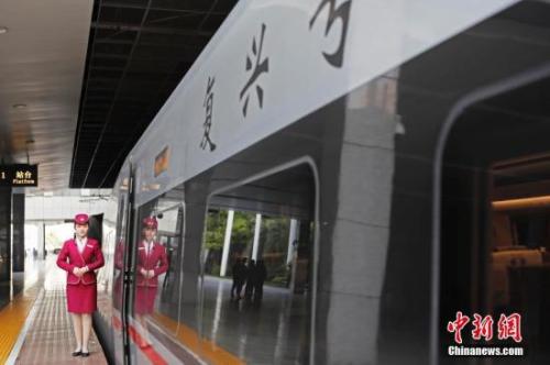 資料圖：4月10日，列車員在“復(fù)興號”列車旁迎接旅客的到來。 <a target='_blank' href='http://www.chinanews.com/'>中新社</a>記者 殷立勤 攝