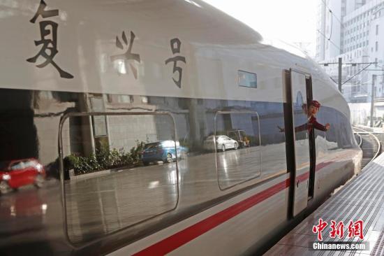 資料圖：列車乘務員正在做開車前安全檢查。 <a target='_blank' href='http://www.chinanews.com/'>中新社</a>記者 殷立勤 攝