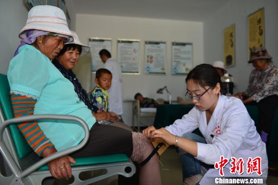 圖為醫護人員為老年之家的老人進行針灸理療。資料圖 丁洪 攝