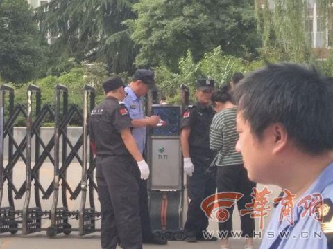 西安高考有多嚴?學生進考場拿礦泉水要撕廣告貼紙