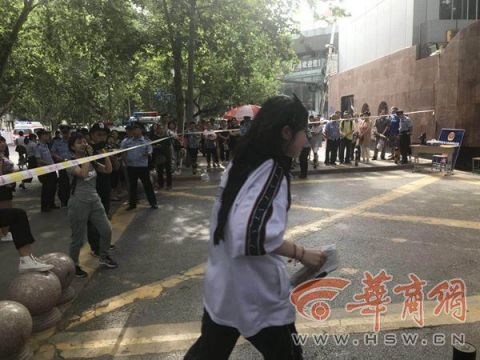 西安高考有多嚴?學生進考場拿礦泉水要撕廣告貼紙