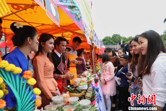 中國僑網(wǎng)貴州民族大學(xué)第二屆國際美食節(jié)活動現(xiàn)場?！■暮陚悺z