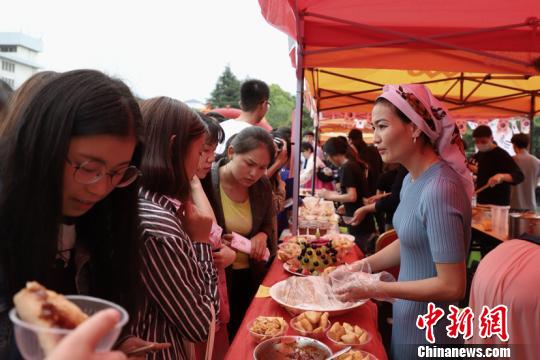 貴州民族大學(xué)第二屆國際美食節(jié)活動現(xiàn)場?！■暮陚?攝