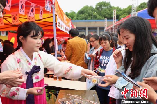 貴州民族大學(xué)第二屆國際美食節(jié)活動現(xiàn)場?！■暮陚?攝