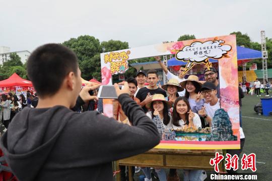 貴州民族大學(xué)第二屆國際美食節(jié)活動現(xiàn)場?！■暮陚?攝