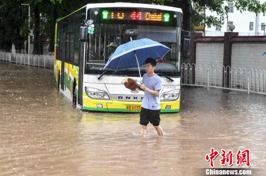 8日，臺(tái)風(fēng)“艾云尼”(熱帶風(fēng)暴級(jí))兩次登陸廣東，帶來持續(xù)性強(qiáng)降水，致廣東多地掛起暴雨紅色預(yù)警。圖為廣州一處水浸街。　陳驥旻 攝