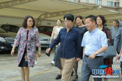 中國(guó)僑聯(lián)一行調(diào)研浙江康爾達(dá)新材料股份有限公司。　郭其鈺 攝