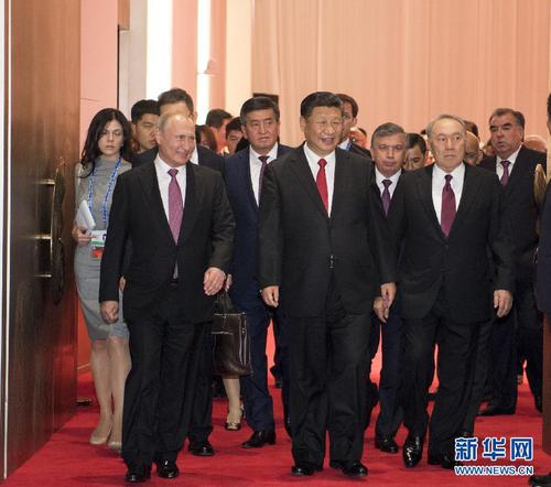 6月9日，國家主席習近平在青島國際會議中心舉行宴會，歡迎出席上海合作組織青島峰會的外方領導人。這是習近平同貴賓們共同步入宴會廳。新華社記者李學仁攝