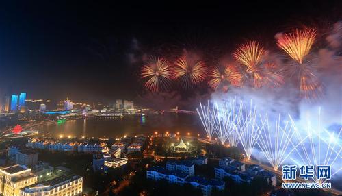 　　6月9日至10日，上海合作組織青島峰會在山東青島召開。這是9日晚在青島舉行的《有朋自遠方來》燈光焰火藝術(shù)表演。 新華社發(fā)（王南 攝）