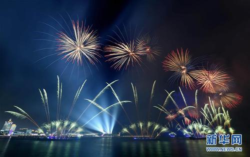 　　6月9日至10日，上海合作組織青島峰會(huì)在山東青島召開(kāi)。這是9日晚在青島舉行的《有朋自遠(yuǎn)方來(lái)》燈光焰火藝術(shù)表演。 新華社記者馬寧攝