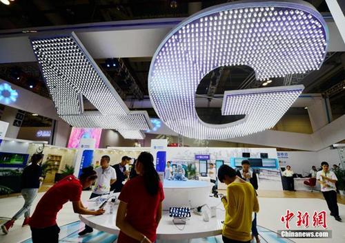 資料圖：廈門市民在體驗4G網絡。 <a target='_blank' href='http://www.chinanews.com/'>中新社</a>記者 張斌 攝