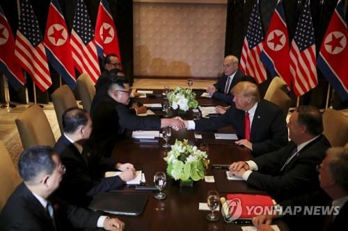記者問“你要放棄核武嗎？” 金正恩笑而不語
