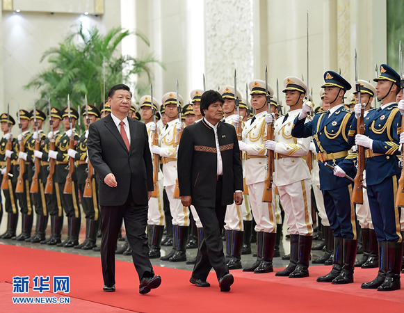 6月19日，國(guó)家主席習(xí)近平在北京人民大會(huì)堂同玻利維亞總統(tǒng)莫拉萊斯舉行會(huì)談。這是會(huì)談前，習(xí)近平在人民大會(huì)堂北大廳為莫拉萊斯舉行歡迎儀式。新華社記者殷博古攝
