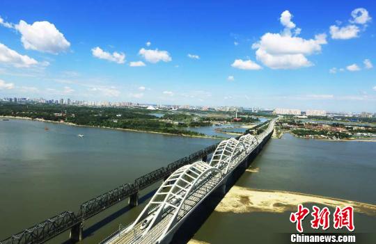 圖為哈齊高鐵經(jīng)過松花江特大橋。中國(guó)鐵路哈爾濱局集團(tuán)有限公司提供