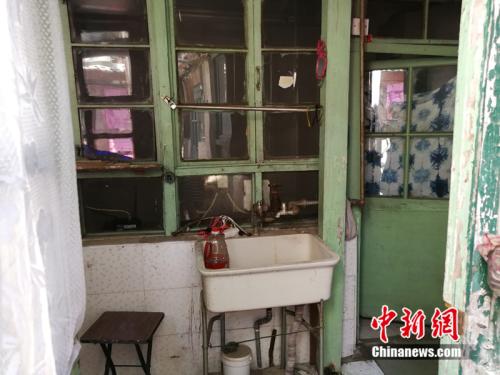 進(jìn)門后只有一個(gè)簡易洗手池，水龍頭已經(jīng)生銹。<a target='_blank' href='http://www.chinanews.com/' >中新網(wǎng)</a>記者 邱宇 攝